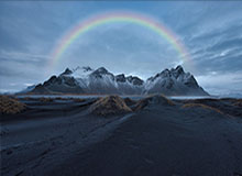 邓超在姚基金慈善赛上篮被NBA球星库兹马飞天大帽 愣在原地4秒