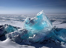 邓超在姚基金慈善赛上篮被NBA球星库兹马飞天大帽 愣在原地4秒