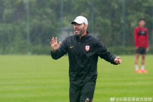 开云首页体验-“东北德比” 一触即发 亚泰将士冒雨备战大连英博