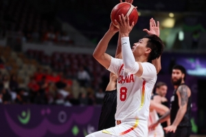 开云首页入口-手感不佳但两度送出妙传！赵睿半场4中1得到3分 另有1板3助