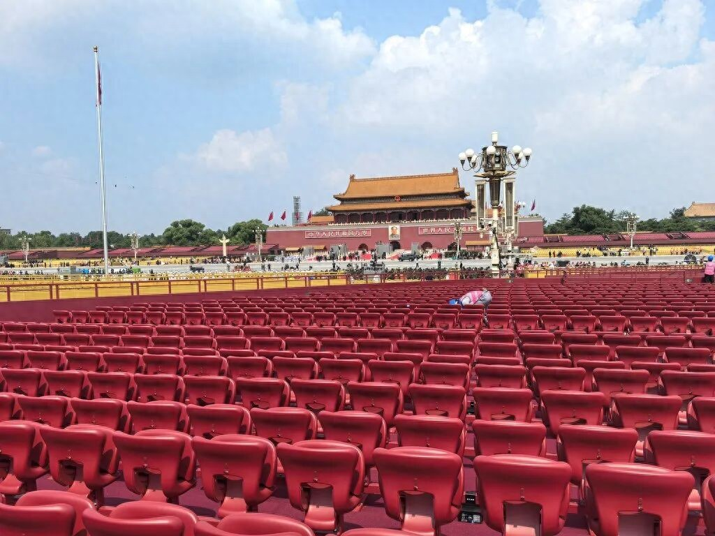 开云首页入口-这下除了工作人员,全国都知道了!阅兵的座椅不是一个一个拆的