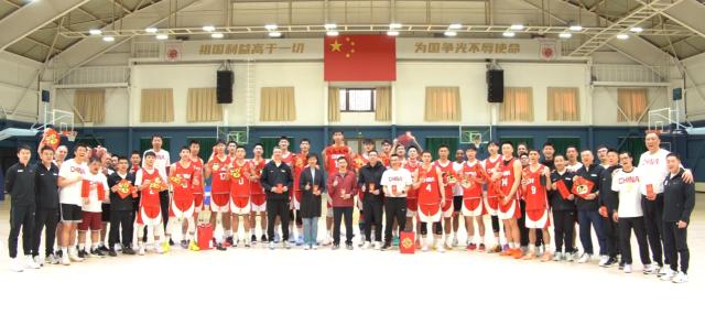 开云平台中国-中国男篮14人出征日本！赵继伟回归，徐杰小曾落选